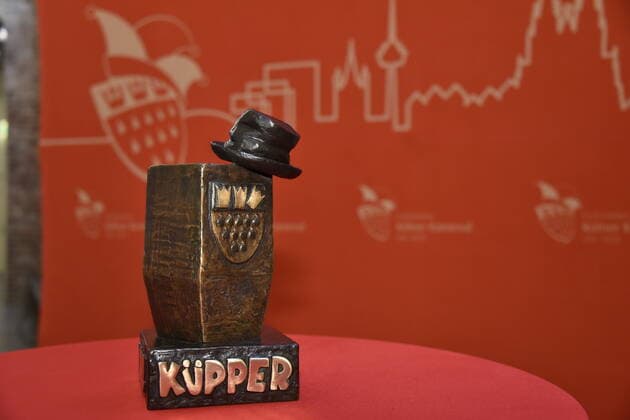 Der Preis steht bei PK : die Förderer des kölschen Brauchtum und die Kölner Karnevalisten verleihen im Herbst 2020 das erste mal den Karl Küpper Preis. Zum 50. Tadestag des Karnevalisten Karl Küpper wird der mit 10.000 Euro dotierte Preis für Engagement und Toleranz vergeben.