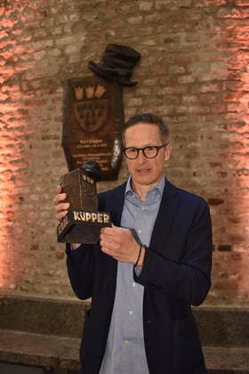 Der Gestalter des Preises, der Künstler Werner Blum posiert bei PK : die Förderer des kölschen Brauchtum und die Kölner Karnevalisten verleihen im Herbst 2020 das erste mal den Karl Küpper Preis. Zum 50. Tadestag des Karnevalisten Karl Küpper wird der mit 10.000 Euro dotierte Preis für Engagement und Toleranz vergeben.