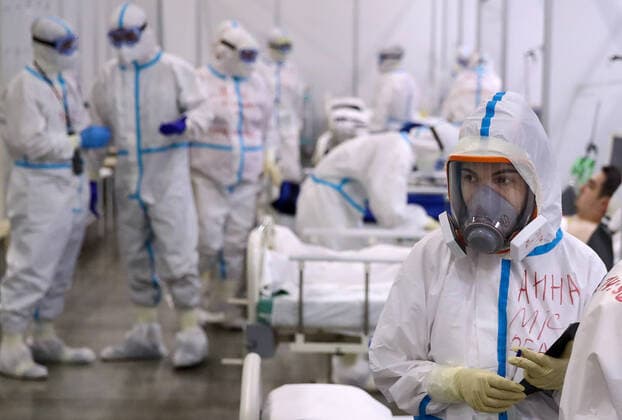 Bilder des Jahres 2020, News 05 Mai News Themen der Woche KW22 MOSCOW REGION, RUSSIA - MAY 25, 2020: Doctors at an intensive care unit of a temporary hospital for COVID-19 patients at the Crocus Expo Exhibition Center. Valery Sharifulin TASS  TS0DA57F