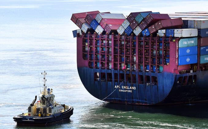 Bilder des Jahres 2020, News 05 Mai News Themen der Woche KW22 News Bilder des Tages SINGAPORE CONTAINER SHIP BRISBANE, Fallen shipping containers can be seen on the Singapore-flagged container ship APL England as she docks at the Port of Brisbane, Wednesday, May 27, 2020. An investigation is underway into the loss of 40 shipping containers from a tanker in heavy seas off the New South Wales coast. ( NO ARCHIVING, EDITORIAL USE ONLY, NO USE IN BOOKS WITHOUT CONSENT BRISBANE QLD AUSTRALIA  Copyright: xDANxPELEDx 20200527001470565879