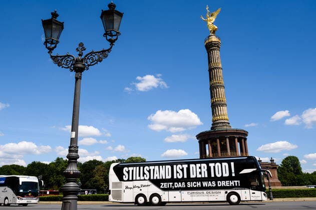 Bilder des Jahres 2020, News 05 Mai News Themen der Woche KW22 News Bilder des Tages May 27, 2020, Berlin, Berlin, Germany: Busses can be seen in front of the Victory Column in central Berlin. Several nationwide associations of German bus and coach companies have called for a nationwide protest under the motto Action day to save the bus and coach companies . With their campaign, bus drivers and bus companies want to draw attention to a dramatic economic situation in the industry as a result of the Corona crisis. Due to the corona pandemic, the federal states had banned domestic bus travel in March, and a travel warning issued by the Foreign Office is still issued for foreign travel until June, 14th. Berlin Germany - ZUMAs172 20200527_zap_s172_001 Copyright: xJanxScheunertx