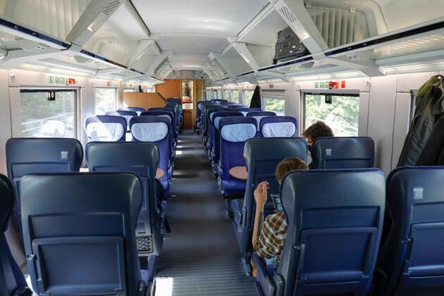 Deutsche Bahn Coronavirus Berlin, DEU, 27.05.2020 - Zwei Fahrgaeste in einem wenig genutztem ICE Zugabteil bei der Abfahrt am Berliner Hauptbahnhof in Richtung Frankfurt Main. Bundesverkehrsminister, Deutsche Bahn und Betriebsrat schliessen ein Buendnis für unsere Bahn . Das Buendnis will die finanziellen Folgen der Corona-Pandemie fuer die Bahn regulieren Die geplanten Milliardenhilfen für die Deutsche Bahn in der Corona-Krise stossen bei der GdL Gewerkschaft auf Bedenken. Berlin Berlin Deutschland