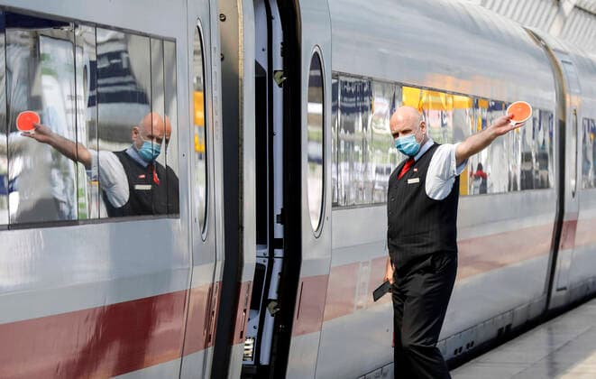 Deutsche Bahn Coronavirus Berlin, DEU, 27.05.2020 - Ein Zugbegleiter mit Gesichtsmaske gibt dem Lokfuehrer das Abfahrtzeichen im Bahnhof Berlin Spandau. Bundesverkehrsminister, Deutsche Bahn und Betriebsrat schliessen ein Buendnis für unsere Bahn. Das Buendnis will die finanziellen Folgen der Corona-Pandemie fuer die Bahn regulieren Die geplanten Milliardenhilfen für die Deutsche Bahn in der Corona-Krise stossen bei der GdL Gewerkschaft auf Bedenken. Berlin Berlin Deutschland
