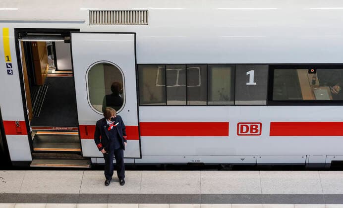 Deutsche Bahn Coronavirus Berlin, DEU, 27.05.2020 - Eine Zugbegleiterin mit Gesichtsmaske steht am bereitgestellten ICE im Berliner Hauptbahnhof. Bundesverkehrsminister, Deutsche Bahn und Betriebsrat schliessen ein Buendnis für unsere Bahn . Das Buendnis will die finanziellen Folgen der Corona-Pandemie fuer die Bahn regulieren Die geplanten Milliardenhilfen für die Deutsche Bahn in der Corona-Krise stossen bei der GdL Gewerkschaft auf Bedenken. Berlin Berlin Deutschland