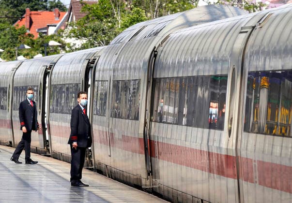 Deutsche Bahn Coronavirus Berlin, DEU, 27.05.2020 - Zugbegleiter der Deutschen Bahn tragen Gesichtsmasken am Bahnsteig kurz vor der Abfahrt eines ICE Zugs im Bahnhof Berlin Spandau. Bundesverkehrsminister, Deutsche Bahn und Betriebsrat schliessen ein Buendnis für unsere Bahn. Das Buendnis will die finanziellen Folgen der Corona-Pandemie fuer die Bahn regulieren Die geplanten Milliardenhilfen für die Deutsche Bahn in der Corona-Krise stossen bei der GdL Gewerkschaft auf Bedenken. Berlin Berlin Deutschland