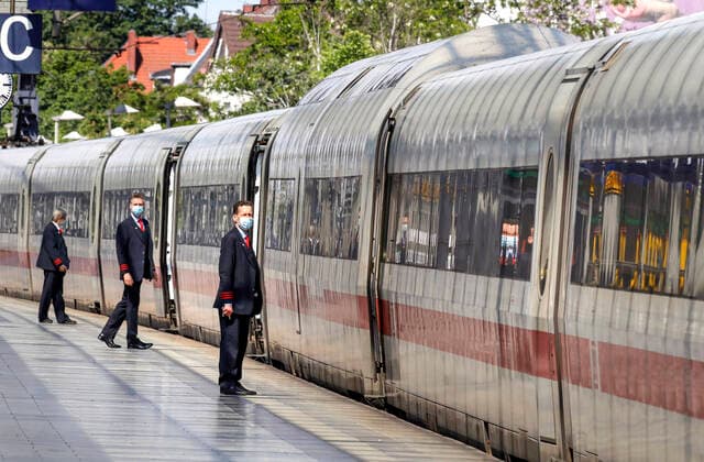 Deutsche Bahn Coronavirus Berlin, DEU, 27.05.2020 - Zugbegleiter der Deutschen Bahn tragen Gesichtsmasken am Bahnsteig kurz vor der Abfahrt eines ICE Zugs im Bahnhof Berlin Spandau. Bundesverkehrsminister, Deutsche Bahn und Betriebsrat schliessen ein Buendnis für unsere Bahn. Das Buendnis will die finanziellen Folgen der Corona-Pandemie fuer die Bahn regulieren Die geplanten Milliardenhilfen für die Deutsche Bahn in der Corona-Krise stossen bei der GdL Gewerkschaft auf Bedenken. Berlin Berlin Deutschland