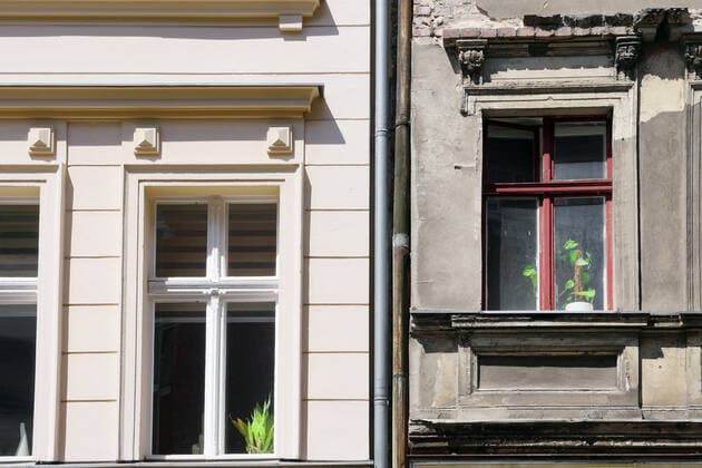 27.05.2020, Berlin - Deutschland. Sanierter und unsanierter Altbau *** 27 05 2020, Berlin Germany Refurbished and unrefurbished old buildings