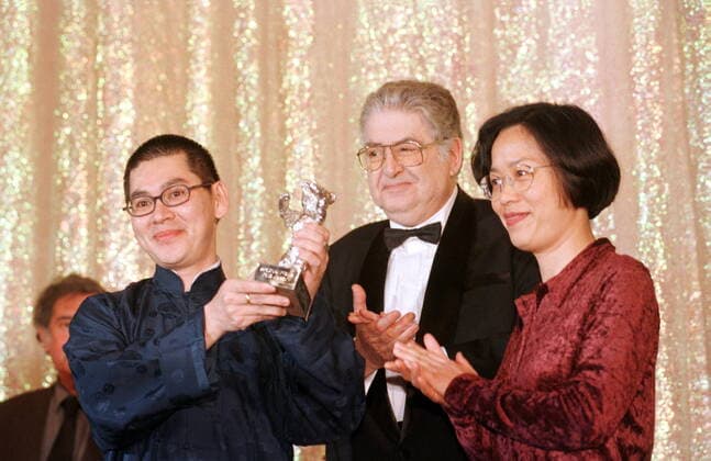 1 Filmfest 97: Bärenverleihung; Silberner Bär für Tsai Ming-liang, Regisseur von ¡He Liu, Der FlussÃ Berlinale 1997, Mitte: Moritz de Hadeln, Berlinale Festivalleiter, und Regisseurin Ning Ying, Jurymitglied aus der Volksrepublik China; *** 1 Filmfest 97 Silver Bear Award for Tsai Ming liang, director of ¡He Liu, Der FlussÃ Berlinale 1997, Mitte Moritz de Hadeln, Berlinale Festival Director, and director Ning Ying, jury member from the Peoples Republic of China Copyright: xBRIGANI-ART Heinrichx 00007347_00007347