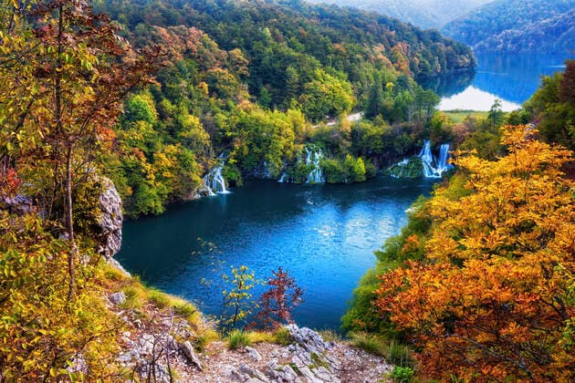Croatia, Scenic view of lake surrounded by autumn forest in Plitvice Lakes National Park ABOF00519