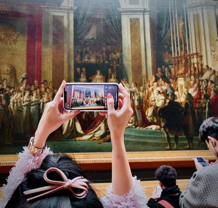  Besucherin fotografiert im Museum ein Gemälde mit ihrem Smartphone, Paris, Frankreich, Europa *** Visitor photographs a painting in the museum with her smartphone, Paris, France, Europe Copyright: imageBROKER/Jens-ChristofxNiemeyer ibljcn05764494.jpg