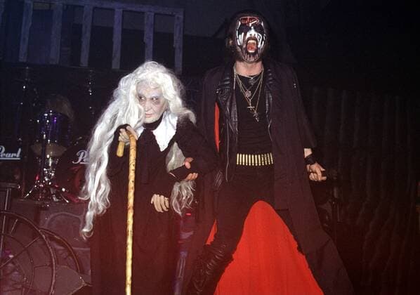 1 Konzert 90: King Diamond mit alter Frau als Opfer, Sänger, Heavy Metal, Hard Rock, Hardrock, Maske, Kunstblut, Blut, Bühnenshow, Horror, Inszenierung, brutal, Brutalität, Musik, *** 1 concert 90 King Diamond with old woman as victim, singer, heavy metal, hard rock, hard rock, mask, artificial blood, blood, stage show, horror, staging, brutal, brutality, music, Copyright: xBRIGANI-ART HEINRICHx 00015778_00015778