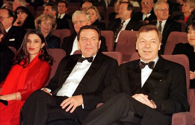 Eberhard Diepgen, 80. Geburtstag am 12. November 1 Berlinale 99: v.l. Angela Molina, Gerhard Schröder, Eberhard Diepgen, Maria Schrader im Kino bei der Eröffnung der INTERNATIONALEN FILMFESTSPIELE in Berlin, Filmfestival, Filmfest, Bundeskanzler, SPD, Kanzler, internationaler deutscher Politiker, Berliner, regierender Bürgermeister von Berlin, CDU, im Kinosessel, internationale, Promi, Schauspielerin, Star, Filmstar, *** 1 Berlinale 99 v l Angela Molina, Gerhard Schröder, Eberhard Diepgen, Maria Schrader in the cinema at the opening of the INTERNATIONAL FILM FESTIVALS in Berlin, film festival, film festival, Federal Chancellor, SPD, Chancellor, international German politician, Berlin, governing mayor of Berlin, CDU, in the cinema chair, international, celebrity, actress, star, film Copyright: xBRIGANI-ART HEINRICHx 00017702_00017702