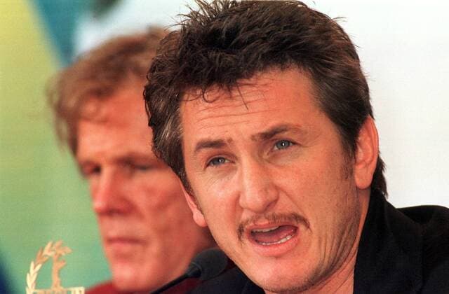 1 Berlinale 99: Nick Nolte & Sean Penn, Darsteller bei Thin Red Line , Schauspieler, Hollywoodschauspieler, Hollywoodstar, Star bei den 49. Internationalen Filmfestspielen in Berlin, INTERNATIONALE FILMFESTSPIELE, Filmfestival, Filmfest, Film, Kino, Kinostar, Actor, Promi, Prominenter, Prominenz, Pressekonferenz, Ex-Mann von Madonna, Schnurbart, Schnauzer, Oberlippenbart, schwarzes Hemd, wütend, Berlin Germany *** 1 Berlinale 99 Nick Nolte Sean Penn, actor at Thin Red Line , actor, Hollywood actor, Hollywood star, star at the 49 International Film Festival in Berlin, INTERNATIONAL FILM FESTIVAL, film festival, film, cinema, cinema star, actor, celebrity, celebrity, celebrity, press conference, Ex Mann von Madonna, moustache, mustache, Copyright: xBRIGANI-ART HEINRICHx 00017756_00017756