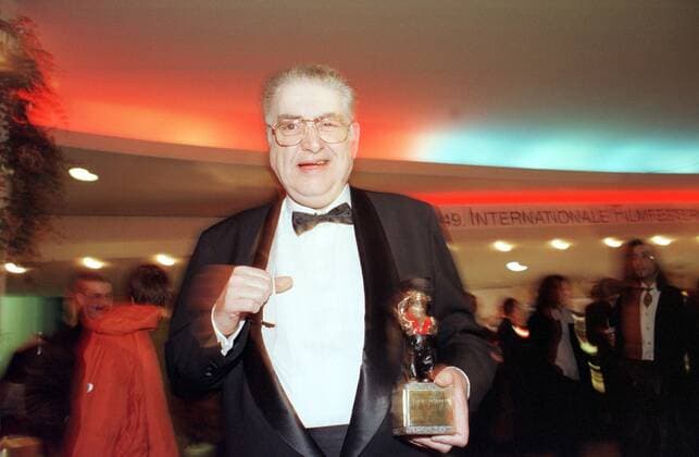 1 Berlinale 99: Festivalleiter Moritz de Hadeln zeigt den Hosenträgerbär, den er als Preis für 20 Jahre Festivalleitung bekam, ein silberner Hosenträger-Bär, wegen de Hadelns Vorliebe für dieses Bekleidungsstück, Spassbär, Spaßbär, Spaß, glücklicher Gewinner, zeigt Stolz seinen Bär mit Hosenträgern, glücklich, Freude, Jubel, Abschlußveranstaltung der INTERNATIONALEN FILMFESTSPIELE in Berlin, internationale, Filmfest, Kino, Prominente, Promi, Gesellschaft, Preis, Filmfestival, Berlin Germany *** 1 Berlinale 99 Festival Director Moritz de Hadeln shows the Suspended Bear, which he received as a prize for 20 years of festival management, a silver Suspended Bear, because of de Hadelns preference for this garment, Fun Bear, Fun Bear, Fun, hap Copyright: xBRIGANI-ART HEINRICHx 00018137_00018137
