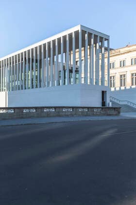 Germany, Berlin, Empty street in front of James Simon Gallery ASCF01297