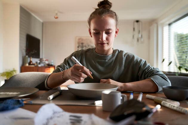 IMAGO Creative: Clickbait, Deko Ideen für Zuhause Girl at home painting bowl with porcelain paint model released Symbolfoto property released AUF00348