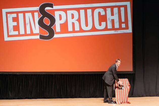 18 Event: Dr. Ralf Höcker, der Anwalt begibt sich in seiner Show Einspruch auf die Suche nach kuriosen Rechtsfällen aus dem Alltag, im Kulturpalast Dresden, Rechtsanwalt, TV, Fernsehen, TV-Anwalt, Fernsehanwalt, Hoecker, Dresden Sachsen Deutschland *** 18 Event Dr Ralf Höcker, the attorney appeals in his show, looking for curious legal cases from everyday life, in the Kulturpalast Dresden, Attorney, TV, television, TV lawyer, TV lawyer, Hoecker, Dresden Saxony Germany Copyright: xPOP-EYE Weihsx 00142437_00142437