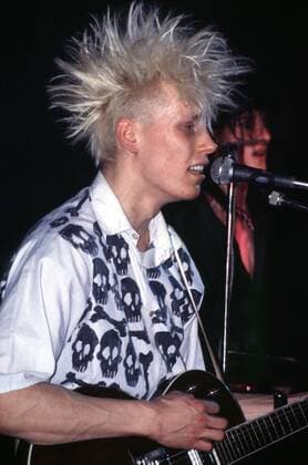 1 Konzert: Die Aerzte, Aufnahmedatum vor 1988, Sänger Farin Urlaub mit Irokesenfrisur, Punk, Punkrock, Spaßpunk, deutscher Punker, Punkfrisur, Totenkopfhemd, Punkband, Rock, Musik, Berlin Deutschland, Germany *** 1 concert Die Ärzte, recorded before 1988, singer Farin Urlaub with mohawk hairstyle, punk, punk rock, fun punk, German punk, punk hairstyle, skull shirt, punk band, rock, music, Berlin Germany, Germany Copyright: xBRIGANI-ART HEINRICHx 00021909_00021909
