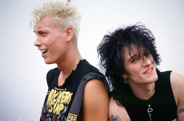 1 Portrait: Die Aerzte, Sänger und Gitarrist Farin Urlaub und Drummer Bela B., Schlagzeuger, Punk, Punkrock, Spaßpunk, deutscher Punker, Punkband, Rock, auf der IFA 1989, internationale Funkausstellung, Musik, Berlin Deutschland, Germany *** 1 Portrait The Doctors, singer and guitarist Farin Urlaub and drummer Bela B , drummer, punk, punk rock, fun punk, German punk, punk band, rock, at the IFA 1989, international funfair, music, Berlin Germany, Germany Copyright: xBRIGANI-ART HEINRICHx 00021911_00021911