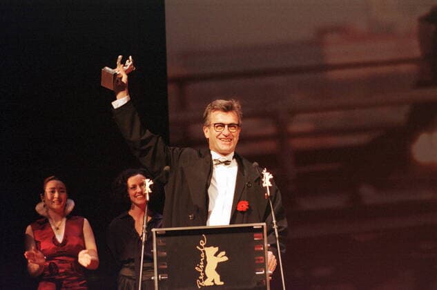 Wim Wenders, 75. Geburtstag am 14. August 1 Filmfest: Silberner Berliner Bär für Wim Wenders für seinen Film The Million Dollar Hotel , Berliner Internationale Filmfestspiele, Film, Kino, Promi, Regisseur, Regie, Director, Hollywoodstar, Abschlussveranstaltung, Berlinale Bär, Preis, Preisverleihung, Filmpreis, Ehrung, Verleihung, Freude, Jubeln, freuen, freut sich, Nutzung Honorar- & MwStpflichtig! Berlin Deutschland, Germany *** 1 Filmfest Silver Berlin Bear for Wim Wenders for his film The Million Dollar Hotel , Berlin International Film Festival, Film, Cinema, Celebrity, Director, Director, Hollywoodstar, Closing Ceremony, Berlinale Bear, Prize, Awards, Film Prize, Honour, Presentation, Joy, Jubilation, rejoice, is happy, is pleased, use fee VAT Berlin Germany, Germany Copyright: xBRIGANI-ART HEINRICHx 00023413_00023413