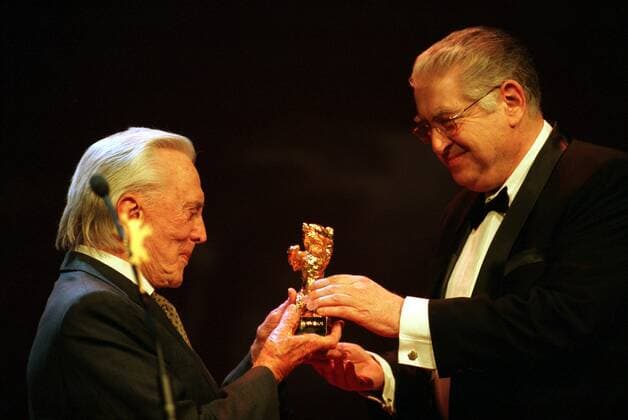 1 Berlinale: Kirk Douglas bekommt Goldenen Ehrenbären für sein Lebenswerk, Schauspieler, Berliner Internationale Filmfestspiele, Filmfest, Hommage, Auszeichnung, Altstar, Hollywoodstar, Filmstar, Filmschauspieler, Hollywoodschauspieler, Star, Legende, Portrait, Moritz de Hadeln überreicht den Bären, Goldener Bär, Bär, Gold, Berlin Deutschland, Germany *** 1 Berlinale Kirk Douglas receives Golden Bears of Honour for his lifes work, actor, Berlin International Film Festival, Film Festival, Homage, Award, Old Star, Hollywood Star, Movie Star, Film Actor, Hollywood Actor, Star, Legend, Portrait, Moritz de Hadeln presents the Bear, Golden Bear, Bear, Gold, Berlin Germany, Germany Copyright: xBRIGANI-ART HEINRICHx 00033265_00033265