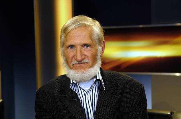 62 Rupert Neudeck bei der Aufzeichnung der Sendung Nachtstudio, Thema: Krise als Chance - Brauchen wir eine neue Werbedebatte? Im Studio der Berliner Union-Film, ZDF, Berlin Deutschland, Germany *** 62 Rupert Neudeck during the recording of the programme Nachtstudio, Thema Krise als Chance Need a new advertising debate In the studio of Berliner Union Film, ZDF, Berlin Germany, Germany Copyright: xPOP-EYE Walterscheidx 00184235_00184235