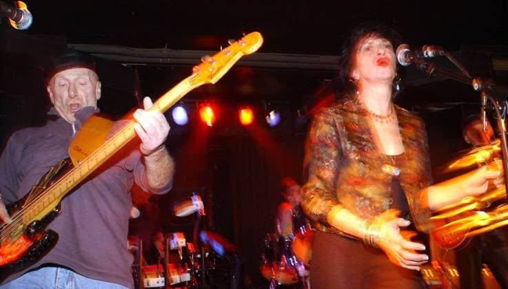 1 Konzert: Amon Düül II, Sängerin Renate Knaup-Krötenschwanz, Bassist Lothar Meid, rechts Gitarrist Chris Karrer, 2, zwei, Krautrock im Berliner Quasimodo , Rock, deutsche Rockmusik, Jazzrock, Musik, Berlin Deutschand, Germany *** 1 concert Amon Düül II, singer Renate Knaup Krötenschwanz, bassist Lothar Meid, right guitarist Chris Karrer, 2, two, Krautrock in Berlin Quasimodo , Rock, German rock music, jazz rock, music, Berlin Deutschand, Germany Copyright: xBRIGANI-ART HEINRICHx 00039885_00039885