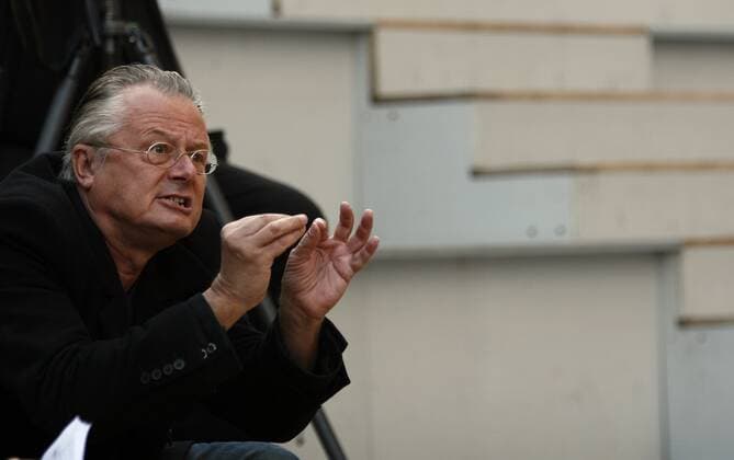 83 Frank Castorf, Regisseur gestikuliert, gestikulieren, Medea in der Berliner Volksbuehne, Regie, Fotoprobe, Agora, Theater, Berlin Deutschland, Germany *** 83 Frank Castorf, director gesticulating, gesticulating, Medea in the Berlin Volksbuehne, director, photo rehearsal, agora, theatre, Berlin Germany, Germany Copyright: xPOP-EYE Tuchx 00191596_00191596