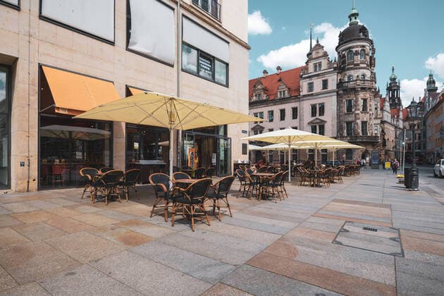leere Tische auf der Terrasse des Cafes Restaurant Alex gegenüber des Dresdner Schlosses