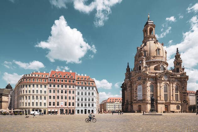 Weit und breit keine Touristen vor der Frauenkirche auf dem Neumarkt in Dresden während Corona