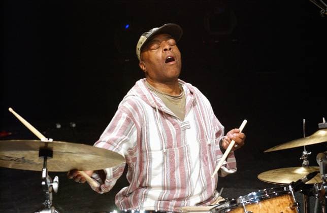 1 Soundcheck: Roy Haynes, drummer beim Jazzfest 02 im Haus der Berliner Festspiele, Jazzdrummer, drumkit, Musik, Jazzer mit Basecap, Jazz, Konzert, Berlin Deutschland, Germany *** 1 soundcheck Roy Haynes, drummer at Jazzfest 02 at the Haus der Berliner Festspiele, jazz drummer, drumkit, music, jazzman with basecap, jazz, concert, Berlin Germany, Germany Copyright: xBRIGANI-ART HEINRICHx 00045235_00045235