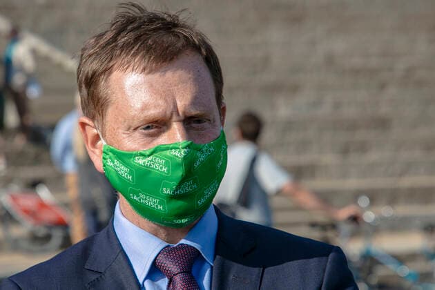 Der sächsische Ministerpräsident Michael Kretschmer während der Protestaktion Stumme Künstler auf dem Gelände der Filmnächte am Elbufer in Dresden. Mit dieser Aktion wollen Veranstalter und Künstler aus der freien Kulturszene auf ihre Probleme die sich aus den Maßnahmen gegen die Corona Pandemie ergeben, aufmerksam machen.