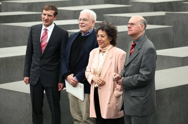 85 Uwe Neumaerker (Direktor der Stiftung Denkmal fuer die ermordeten Juden Europas), Peter Eisenman (Architekt des Denkmals), Lea Rosh (Initiatorin und Vorsitzende des Foerderkreises) und Prof. Dr. Norbert Lammert (Bundestagspraesident und Kuratoriumsvorsitzender der Stiftung), vlnr., auf dem Areal des Holocaust-Denkmals (Denkmal fuer die ermordeten Juden Europas) am 04.05.10 anlaesslich des 5 jaehrigen Bestehen des Denkmals, Berlin Berlin Deutschland, Germany *** 85 Uwe Neumaerker Director of the Foundation Memorial to the Murdered Jews of Europe, Peter Eisenman Architect of the Memorial, Lea Rosh Initiator and Chairperson of the Sponsoring Committee and Prof Dr Norbert Lammert President of the Bundestag and Chairman of the Board of Tru Copyright: xPOP-EYE TH_Hungerx 00218743_00218743