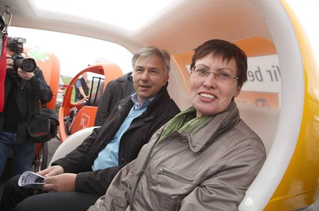 85 Der Regierende Buergermeister von Berlin, Klaus Wowereit (l, SPD) und Stadtentwicklungssenatorin Ingeborg Junge-Reyer (SPD) fahren bei der Eroeffnung des Tempelhofer Felds am 08.05.10 mit einem Velotaxi ueber die ehemalige Start- und Landebahn. Der neue Park auf dem Gelaende des ehemaligen Flughafen Tempelhofs ist von Sonnenaufgang bis Sonnenuntergang fuer jeden kostenlos geoeffnet. Berlin Berlin Deutschland, Germany *** 85 The Governing Mayor of Berlin, Klaus Wowereit l, SPD and Senator for Urban Development Ingeborg Junge Reyer SPD will take a bicycle taxi across the former runway at the opening of the Tempelhofer Feld on 08 05 10 The new park on the site of the former Tempelhof airport is open to the public free of charge from sunr Copyright: xPOP-EYE TH_Hungerx 00219078_00219078
