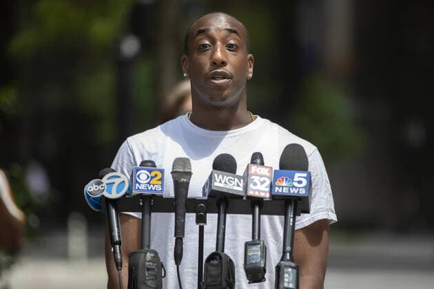 Bilder des Jahres 2020, News 05 Mai News Themen der Woche KW22 News Bilder des Tages May 27, 2020, Chicago, IL, USA: Anthony Mitchell during a news conference announcing a federal lawsuit filed against Chicago police for fabricating evidence and suppressing evidence, on Wednesday, May 27, 2020, at Federal Plaza in Chicago. Mitchell and John Fulton were wrongfully convicted in the murder of Christopher Collazo in 2003, sentenced to 31 years in prison and served more than 16 years behind bars. Chicago USA - ZUMAm67_ 20200527_zaf_m67_036 Copyright: xErinxHooleyx