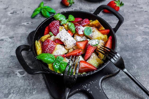 Pan of Kaiserschmarrn with strawberries, powdered sugar and basil SARF04522