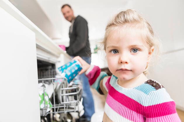 Daughter clearing the dishwasher model released Symbolfoto property released SDAHF00761