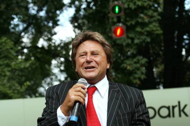 8 Tierparkt: Hans-Jürgen Beyer singt beim Tierparkfest, im Berliner Tierpark, Sänger, Musik, Freiluftkonzert, Berlin Deutschland, Germany *** 8 Tierparkt Hans Jürgen Beyer sings at the Tierparkfest, Berlin Zoo, singer, music, open air concert, Berlin Germany, Germany Copyright: xBRIGANI-ART Bartillax 00137063_00137063