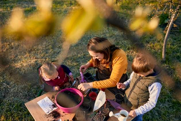Mother with two kids gardening model released Symbolfoto ZEDF03332
