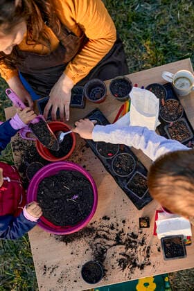 IMAGO Creative: Klimawandel - Umwelterziehung Mother with two kids gardening model released Symbolfoto ZEDF03336