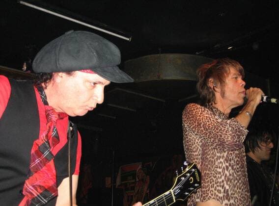 1 Konzert: New York Dolls, v.l. Sylvain Sylvain (Gitarrist), Saenger David Johansen, im Berliner Sage Club, Glamrock, Protopunk, Rock, Punk, Musik, Berlin Deutschland, Germany Copyright: xBRIGANI-ART HEINRICHx 00194906_00194906