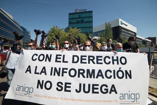 May 28, 2020, Madrid, MADRID, SPAIN: Sports graphic informants demonstrate before LA LIGA headquarters to ask for their right to information during the Covid-19 Pandemic. 27 May, 2020 in Madrid, Spain Madrid SPAIN - ZUMAa181 20200528_zaa_a181_001 Copyright: xJoaquinxCorcherox