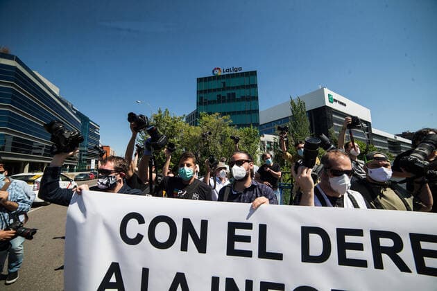 May 28, 2020, Madrid, MADRID, SPAIN: Sports graphic informants demonstrate before LA LIGA headquarters to ask for their right to information during the Covid-19 Pandemic. 27 May, 2020 in Madrid, Spain Madrid SPAIN - ZUMAa181 20200528_zaa_a181_008 Copyright: xJoaquinxCorcherox