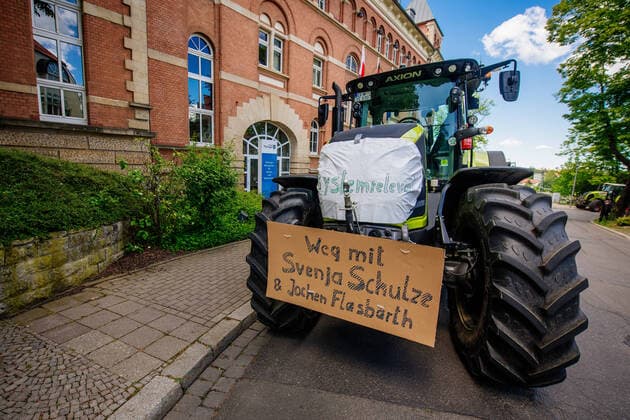 News Themen der Woche KW22 News Bilder des Tages Erfurt , 28.05.2020 , Thüringer Landwirte demonstrieren in Erfurt Im Bild: Thüringer Landwirte folgen den Aufruf des LsV und überreichen Georg Maier (SPD, 53), Thüringer Minister für Inneres und Kommunales und Schatzmeister im Thüringer Landesvorstand der SPD