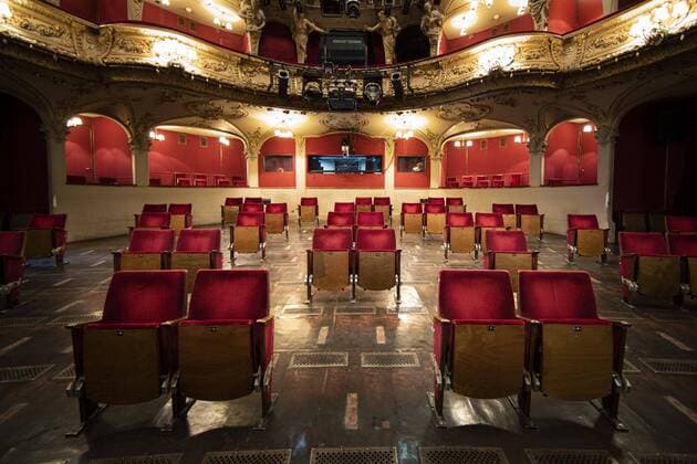 Bilder des Jahres 2020, Entertainment 05 Mai Entertainment Themen der Woche KW22 News Bilder des Tages Umgebaute Sitzreihen zur Einhaltung der Abstandsregeln im Berliner Ensemble, aufgenommen in Berlin, 28.05.2020. Aufgrund der Einschraenkungen durch das Corona-Virus koennen viele Kurlturhaeuser, Theater, Kinos und dergleichen nicht oeffnen. Die Kulturbranche befuerchtet daher existentielle Verluste durch fehlende Einnahmen. Das Berliner Ensemble versucht sich mit dem Umbau der Sitzreihen einer Rueckkehr zum Betrieb zu naehern. Berlin Deutschland *** Rows of seats converted to comply with the distance rules in the Berliner Ensemble, recorded in Berlin, 28 05 2020 Due to the restrictions caused by the corona virus, many health resorts, theatres, cinemas and the like are unable to open The cultural industry therefore fears existential losses Copyright: xFlorianxGaertner photothek.netx