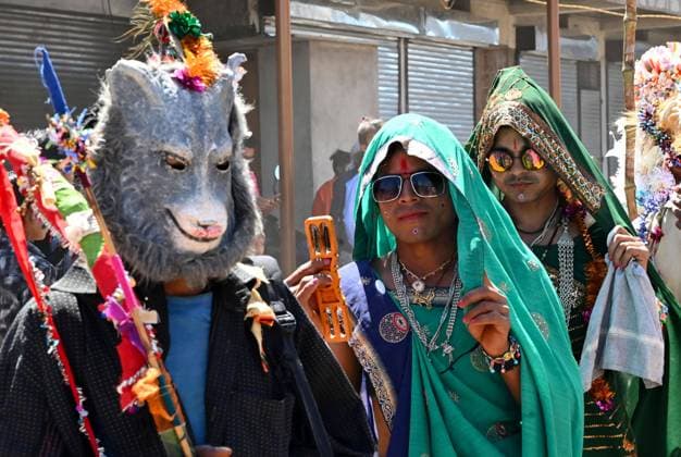 Adivasi tribal men dressed as women and animals to celebrate Holi festival, Kavant, Gujarat, India, Asia Copyright: AnniexOwen 805-1449 Editorial Use Only