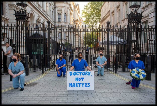 Bilder des Jahres 2020, News 05 Mai News Themen der Woche KW22 . 28 05 2020. London, United Kingdom. Clap For Our Carers. NHS medics hold silent protest at gates of Downing Street while as Boris Johnson took part in Clap for Our Carers.  xMartynxWheatleyx xi-Imagesx IIM-21185-0008