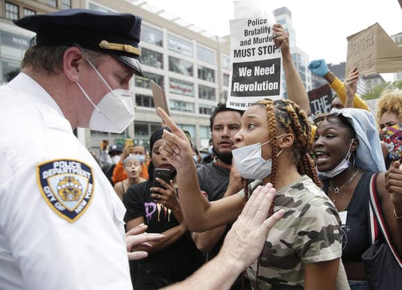 Bilder des Jahres 2020, News 05 Mai News Themen der Woche KW22 News Bilder des Tages NYPD Police Officers push back Black Lives Matter protesters in the days of the Coronavirus pandemic in Union Square in New York City on Thursday, May 28, 2020. Protests continue in Minneapolis and in other cities over the death of George Floyd at the hands of the Minneapolis police. All four officers involved in the incident have been fired from the Minneapolis Police Department.  NYP2020052831 JOHNxANGELILLO