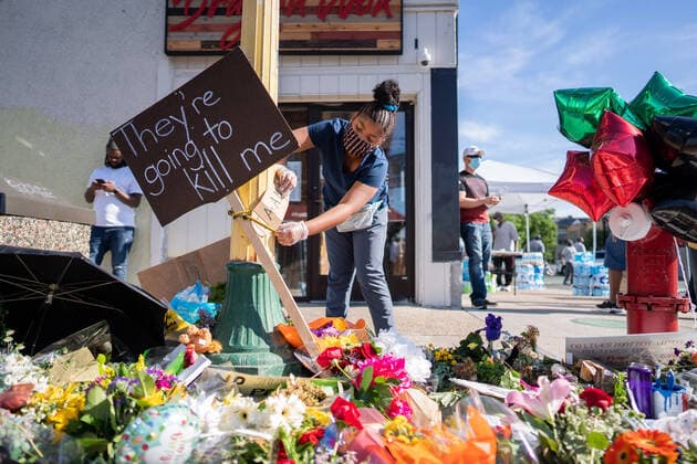 Bilder des Jahres 2020, News 05 Mai News Themen der Woche KW22 News Bilder des Tages May 28, 2020, Minneapolis, Minnesota, USA: Visitors left flowers and signs near Cup Foods where George Floyd had become unresponsive while being restrained by Minneapolis police officers, during a third day of protests following his death, on Thursday. Minneapolis USA - ZUMAm67_ 20200528_zaf_m67_032 Copyright: xMarkxVancleavex