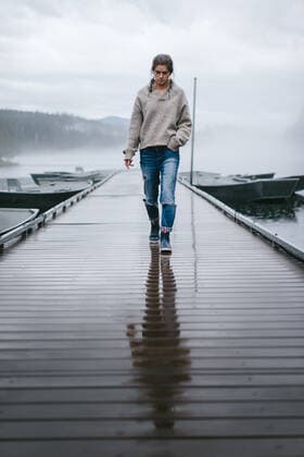 Young woman walking across as wet dock on a foggy lake McKenzie Bridge, OR, United States CR_ADMC200413-359413-01,model released, Symbolfoto